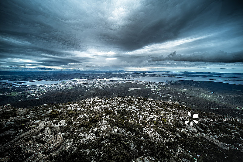 从威灵顿山眺望霍巴特市的阴天图片素材
