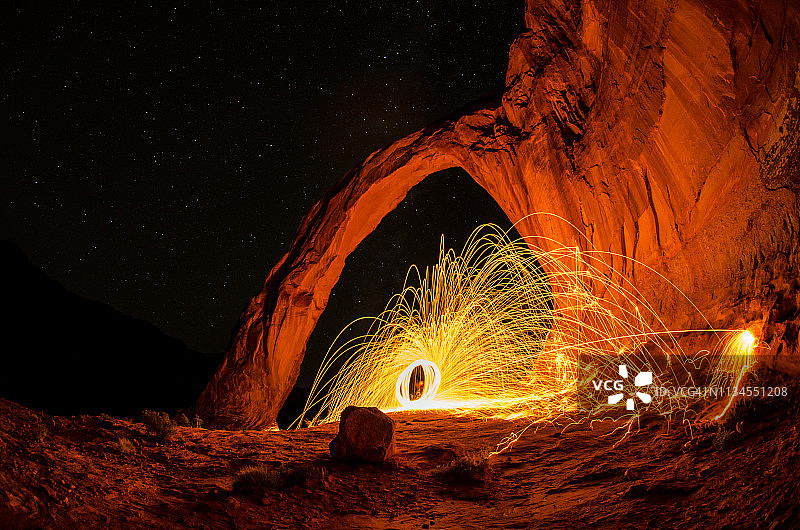 科罗娜拱门下的旋转灯光展示图片素材