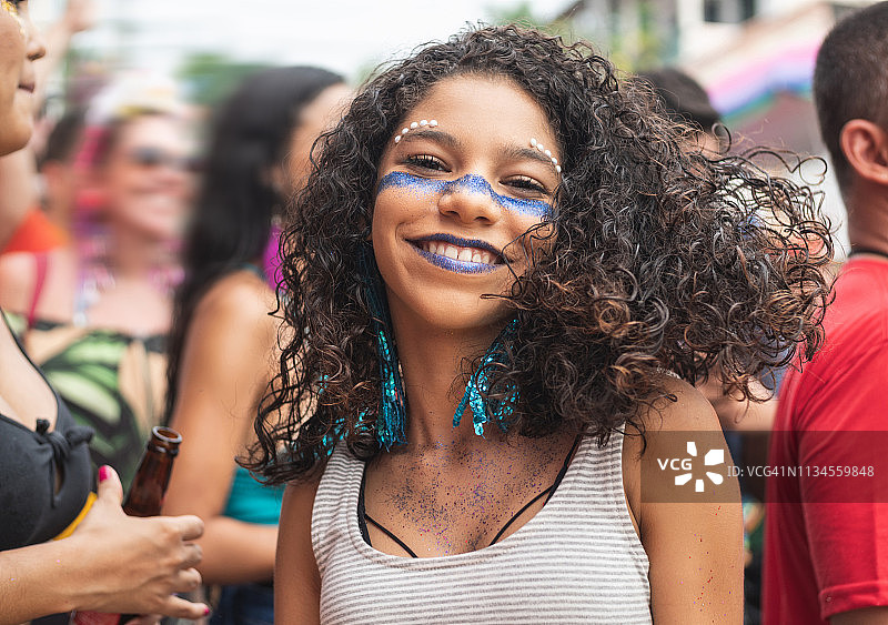 在奥林达街头享受狂欢节的女孩图片素材