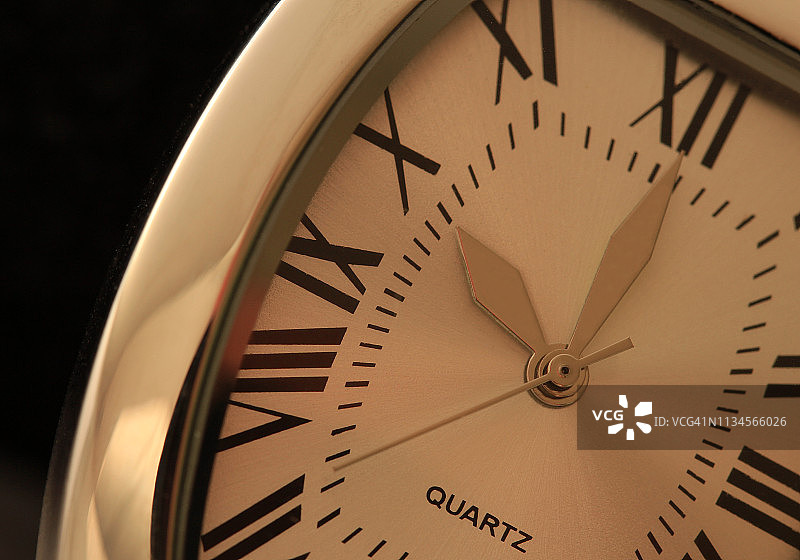 黑色背景下的男士罗马数字手表，时间为10点整图片素材