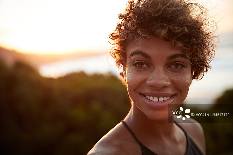 微笑，你的眼睛会闪耀图片素材