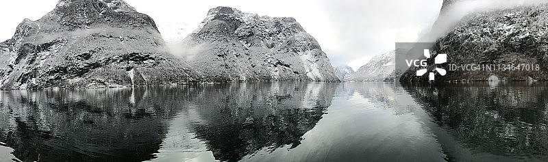 纳柔依峡湾的冬季图片素材
