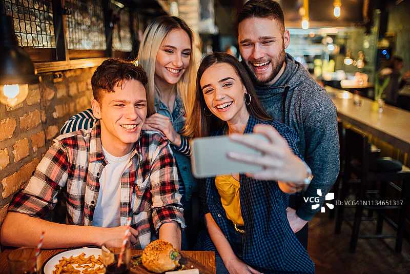 朋友们在自拍图片素材