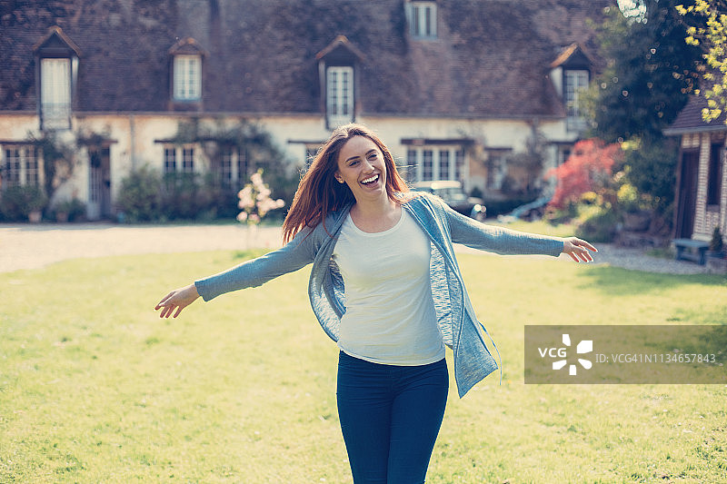 女子笑着享受乡村风光图片素材