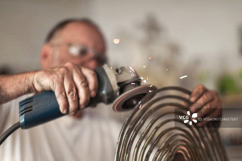 年长的男人在他的艺术工作室里创作雕塑图片素材