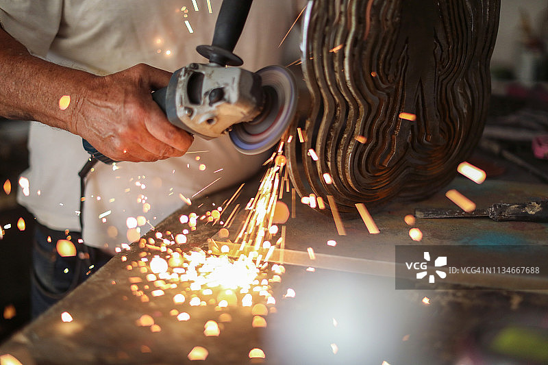 年长的男人在他的艺术工作室里创作雕塑图片素材