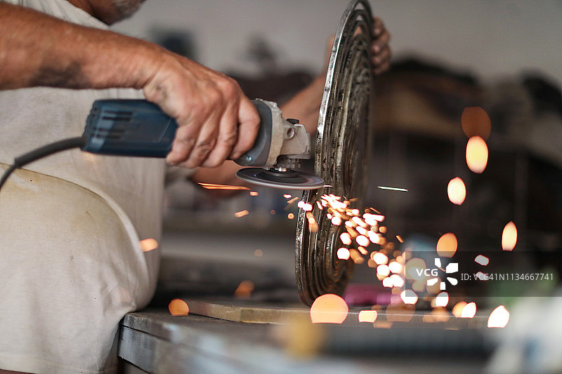 年长的男人在他的艺术工作室里创作雕塑图片素材