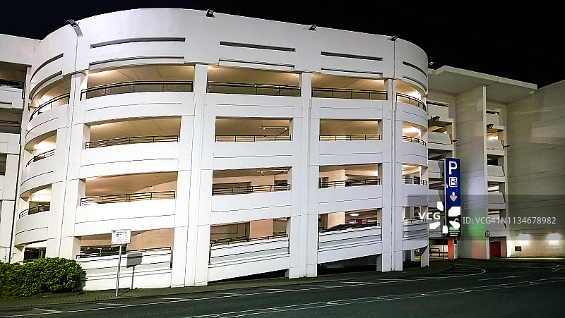 现代多层停车场图片素材