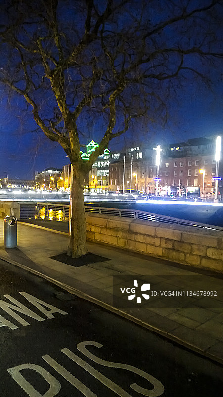 都柏林市的码头暮光，爱尔兰，奥康奈尔桥图片素材