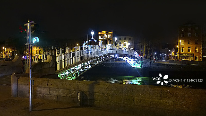 夜晚的半便士桥，都柏林，爱尔兰图片素材