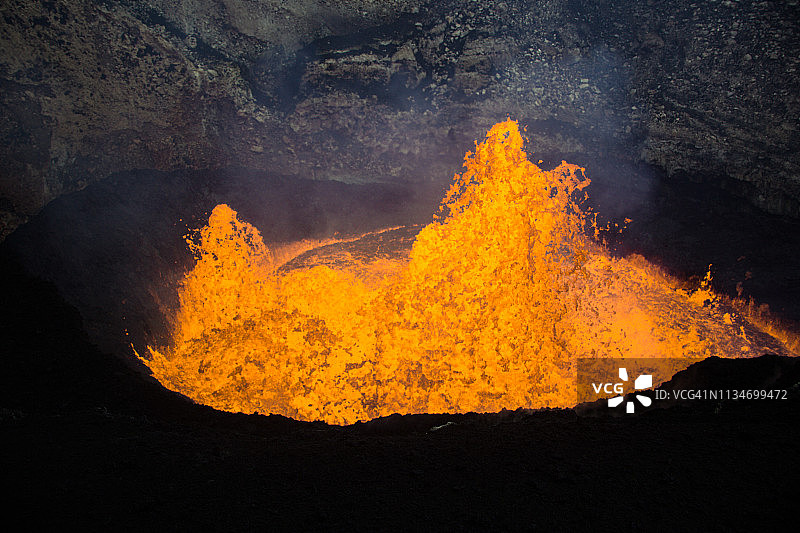 攀登火山：瓦努阿图安布里姆岛马鲁姆火山图片素材