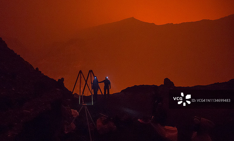 攀登火山：瓦努阿图安布里姆岛马鲁姆火山图片素材