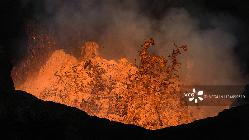 攀登火山：瓦努阿图安布里姆岛马鲁姆火山图片素材