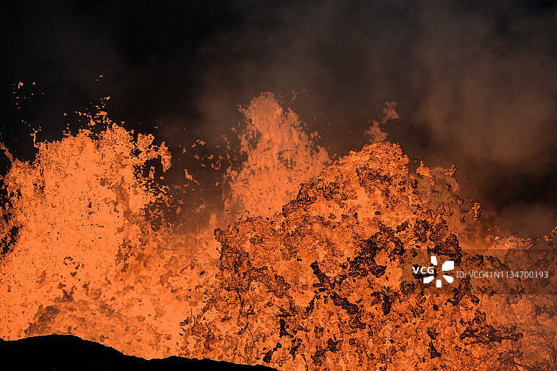 攀登火山：瓦努阿图安布里姆岛马鲁姆火山图片素材