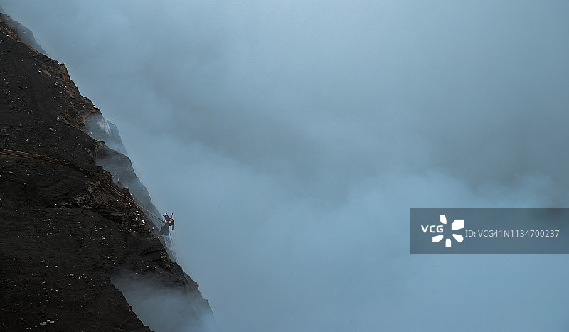 攀登火山：瓦努阿图安布里姆岛马鲁姆火山图片素材