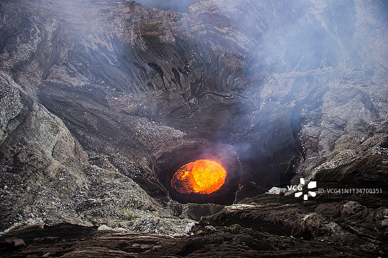 攀登火山：瓦努阿图安布里姆岛马鲁姆火山图片素材