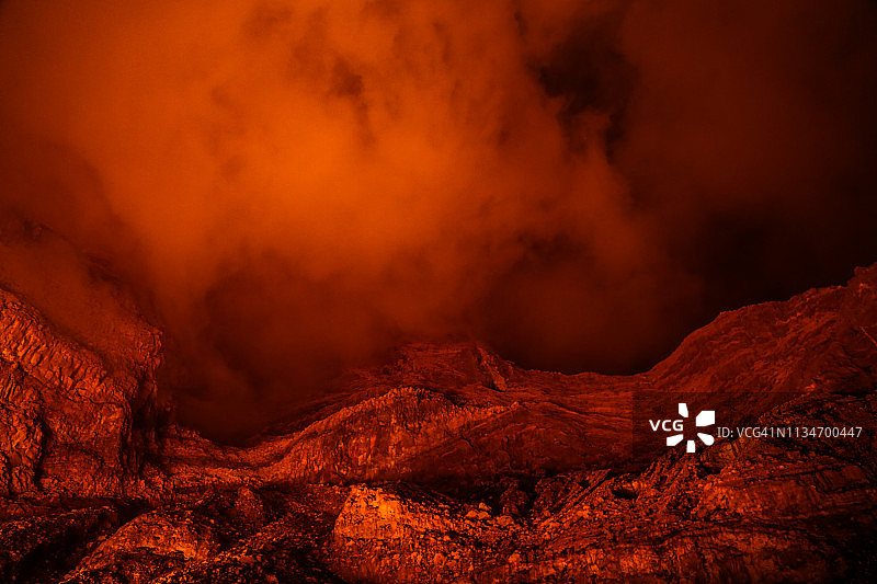 攀登火山：瓦努阿图安布里姆岛马鲁姆火山图片素材