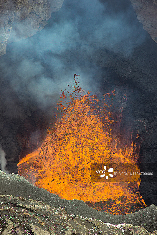 攀登火山：瓦努阿图安布里姆岛马鲁姆火山图片素材