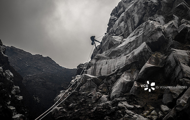攀登火山：瓦努阿图安布里姆岛马鲁姆火山图片素材