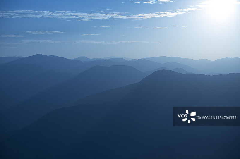 哀牢山的云海黎明，雾气山脉呈现蓝色图片素材