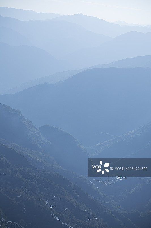 哀牢山的云海黎明，雾气山脉呈现蓝色图片素材