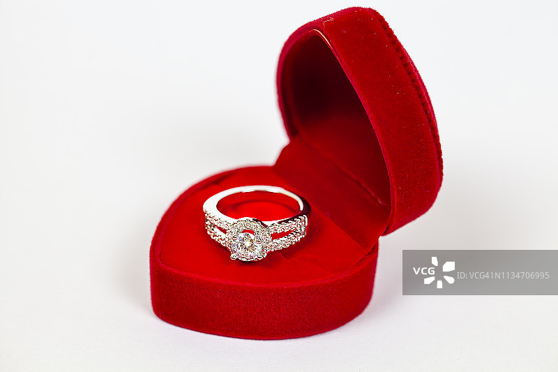 红色珠宝盒中的钻戒特写图片素材