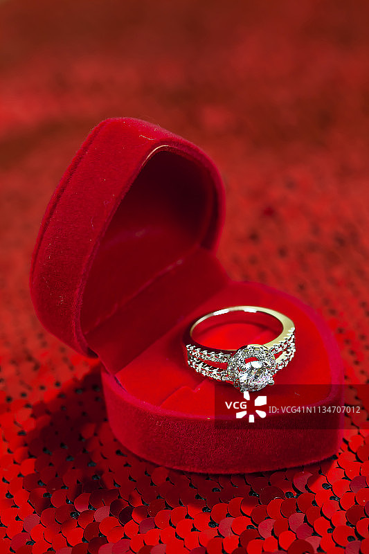 红色珠宝盒中的钻戒特写图片素材
