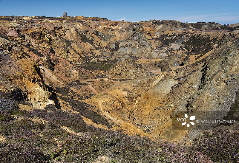 英国北威尔士安格尔西岛阿姆卢赫附近的帕里斯山废弃铜矿图片素材