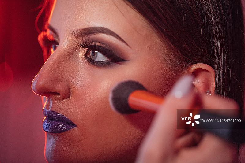 在模特脸上涂腮红图片素材
