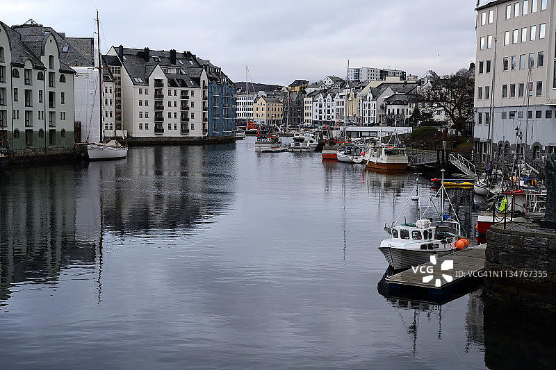 挪威默勒-鲁姆斯达尔郡奥勒松的内港图片素材