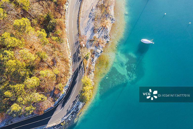 瑞士图恩湖的海滨公路图片素材