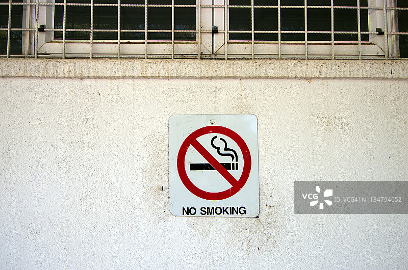 建筑物外墙上的“禁止吸烟”标志图片素材