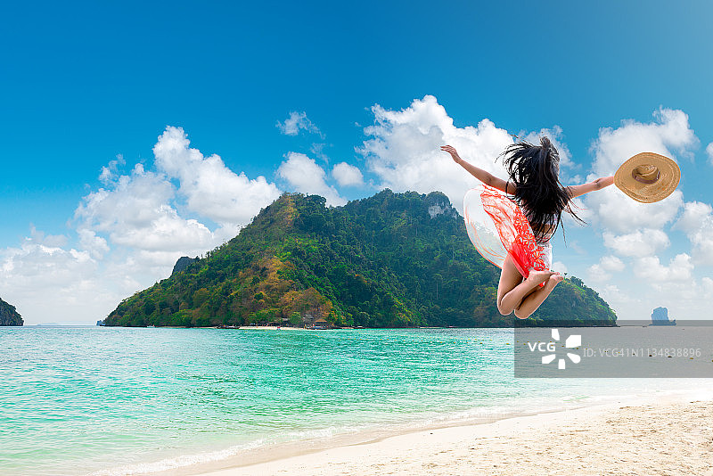 跳跃的时尚女性图片素材