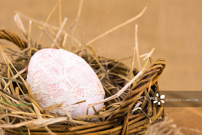 篮子里的粉色复活节彩蛋图片素材