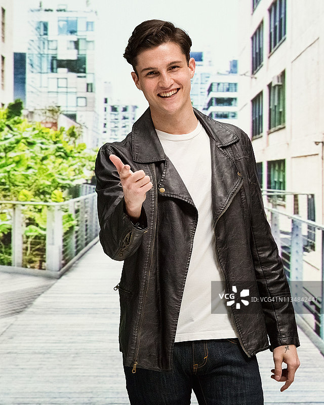 身穿皮夹克的英俊男人特写图片素材