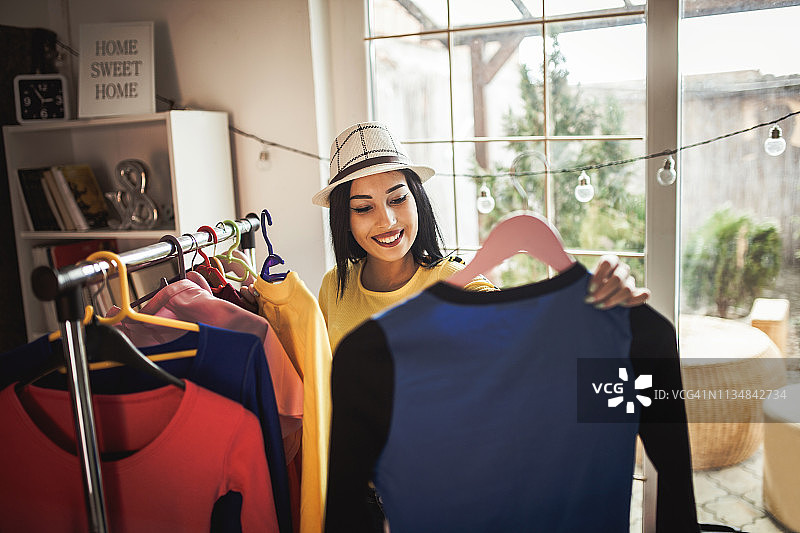 年轻女人挑选衣服图片素材