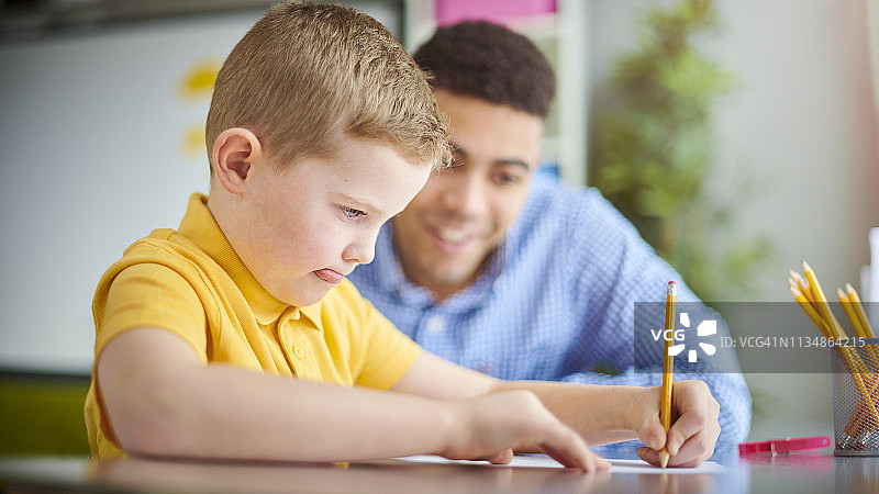 小学生和研究生老师图片素材