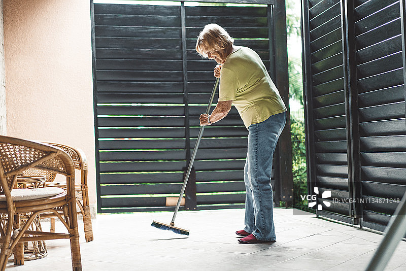 用扫帚清洁地板图片素材