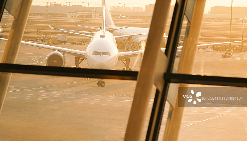 飞机日落时分抵达机场图片素材