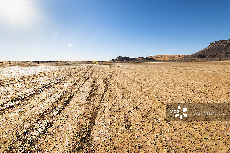 乌兹纳沙漠中的土路图片素材