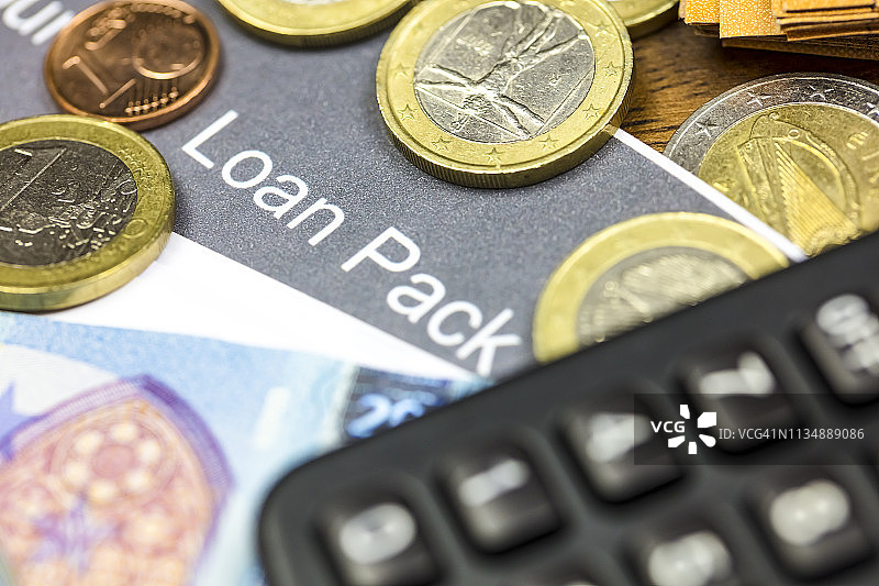 贷款申请、金钱和计算器图片素材