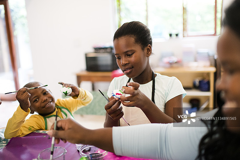 全家一起画复活节彩蛋，创造美好回忆图片素材