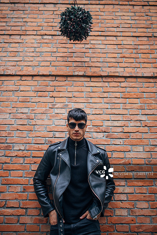 黑色背景下的年轻男人肖像图片素材