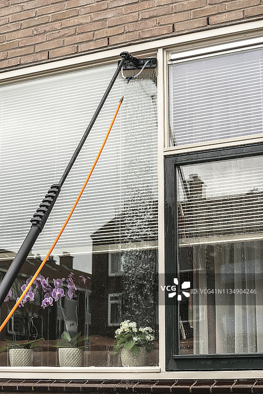 用刷子清洗公寓的窗户图片素材