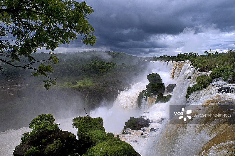 暴风雨中的伊瓜苏瀑布图片素材