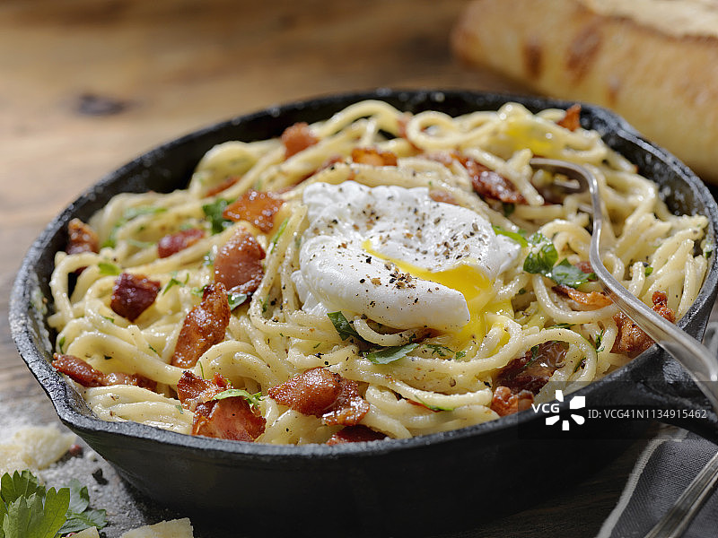 水波蛋意式培根蛋面图片素材