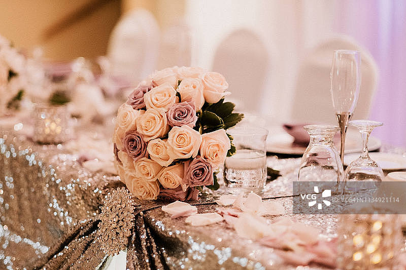 鲜花装饰的婚礼主桌图片素材