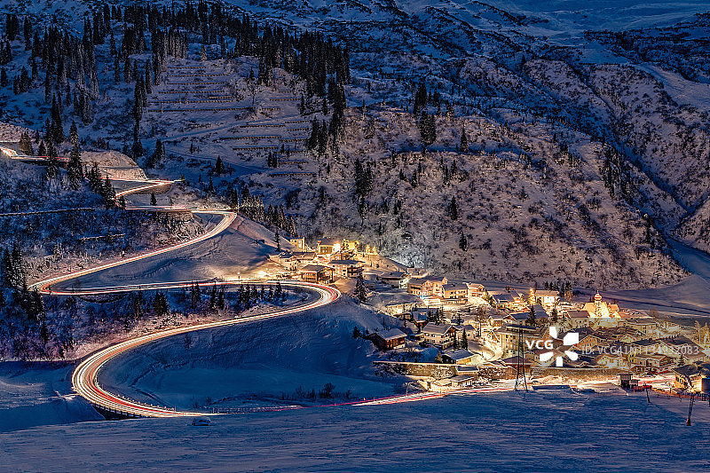 蜿蜒山路上的车灯轨迹图片素材