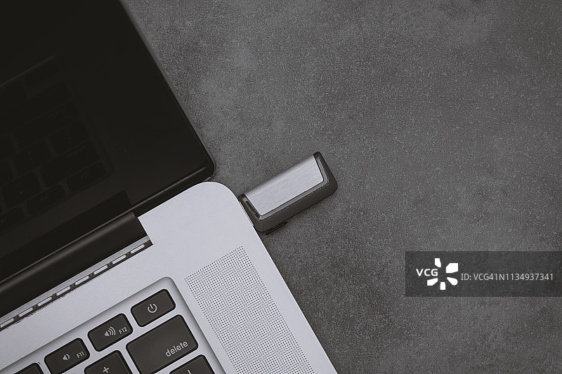 插入笔记本电脑端口的USB闪存盘图片素材