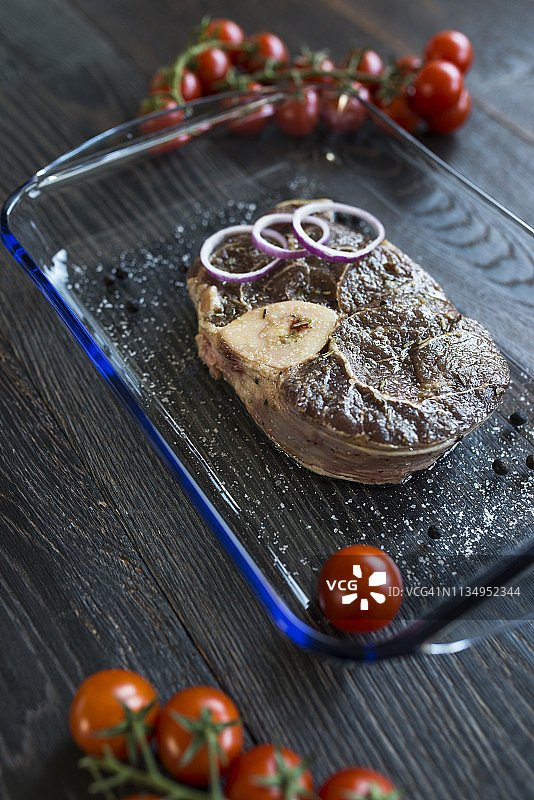 烩牛膝——传统肉类菜肴。准备烹饪的调味生牛排图片素材